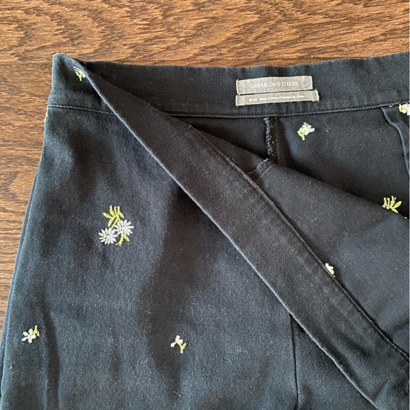 Urban Outfitters Floral Embroidered Navy Straight Leg Pants - SIZE M - Picture 3 of 3